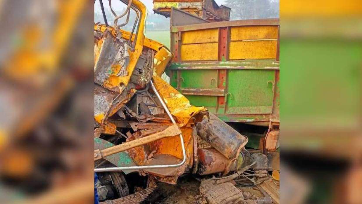 ট্রেনের ধাক্কায় দুমড়েমুচড়ে যাওয়া ট্রাক