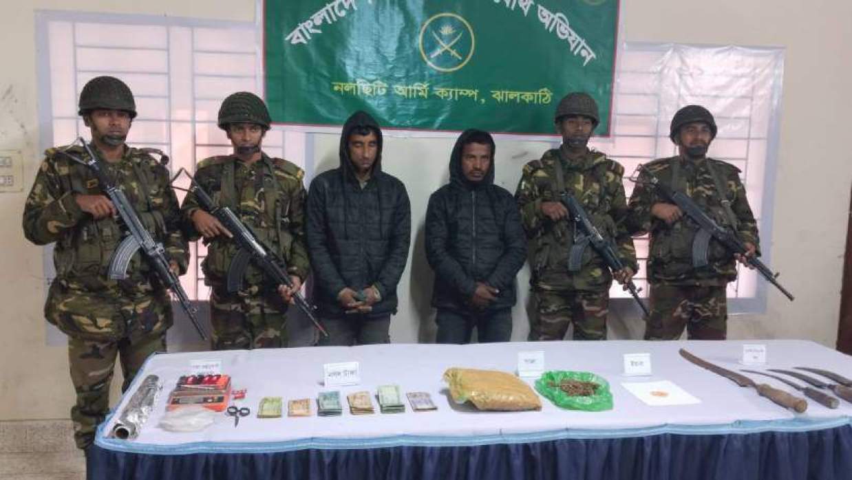 ঝালকাঠিতে মাদক-দেশি অস্ত্রসহ স্বেচ্ছাসেবক দলের দুই নেতা গ্রেপ্তার