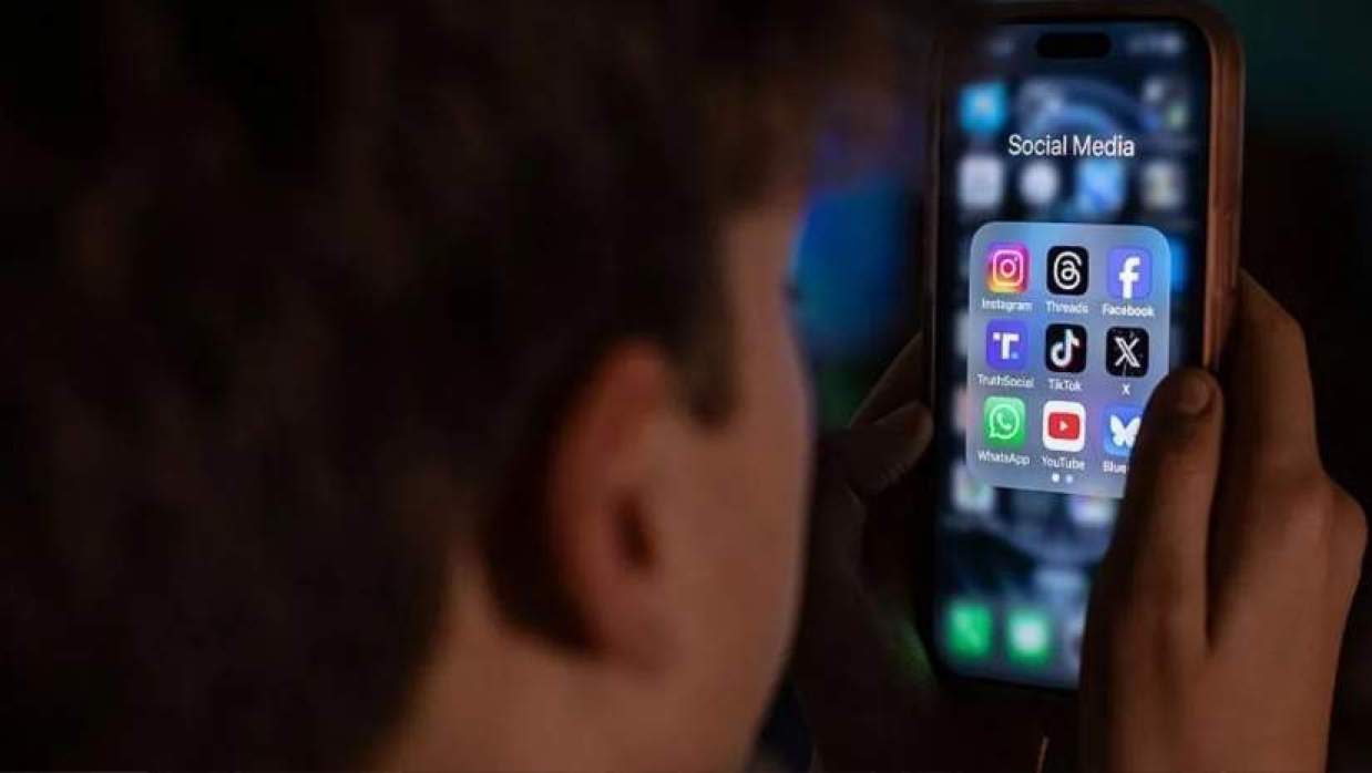 সোশ্যাল মিডিয়ায় আসক্ত শিশু