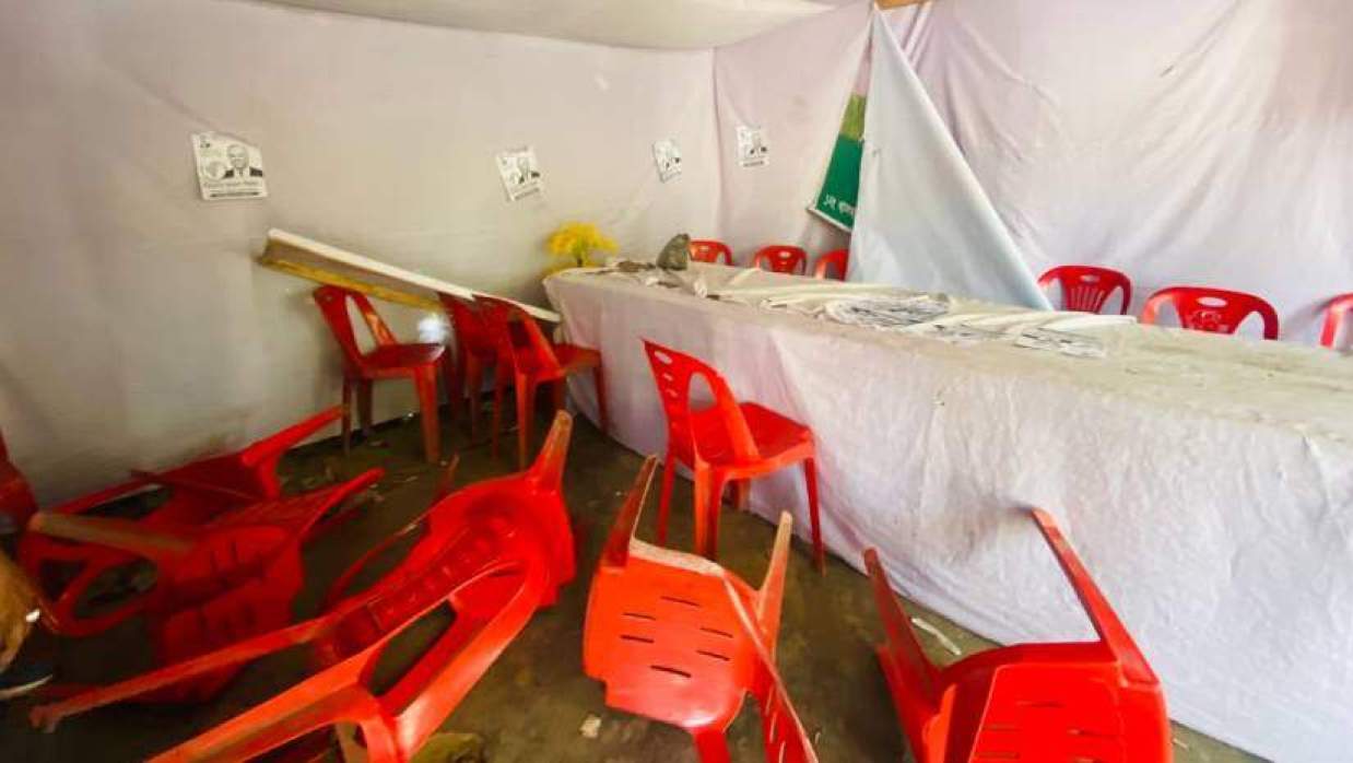 চট্টগ্রাম-১৩ আসনে বিএনপির প্রার্থীর নির্বাচনী কার্যালয়ে হামলা-ভাঙচুর