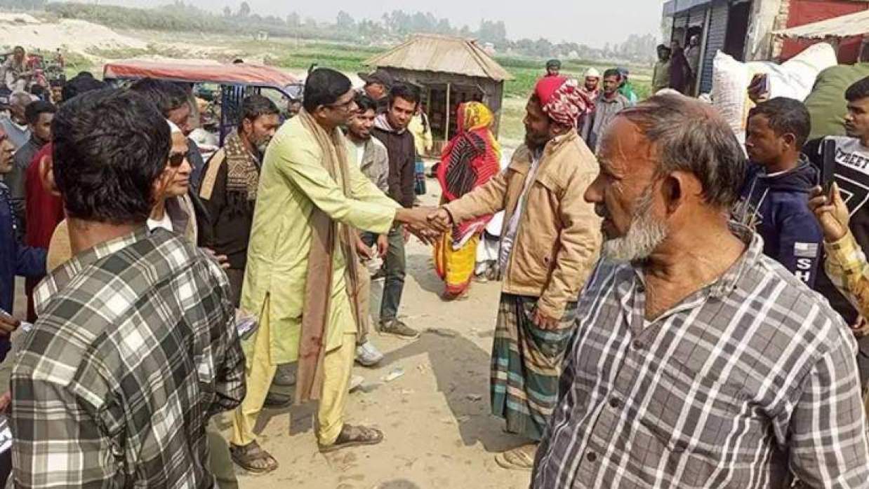 গণসংযোগ করছেন একজন প্রার্থী