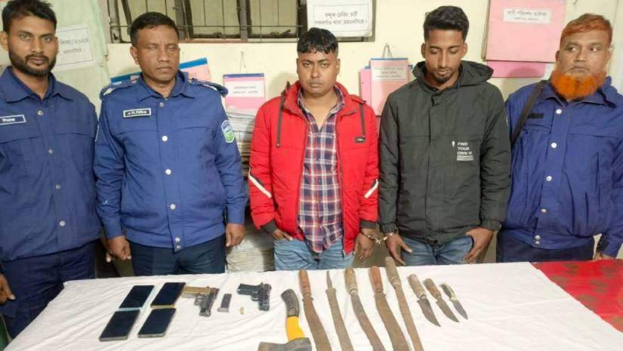 বিদেশি পিস্তল ও দেশি অস্ত্রসহ গ্রেপ্তার ছাত্রদলের দুই নেতা