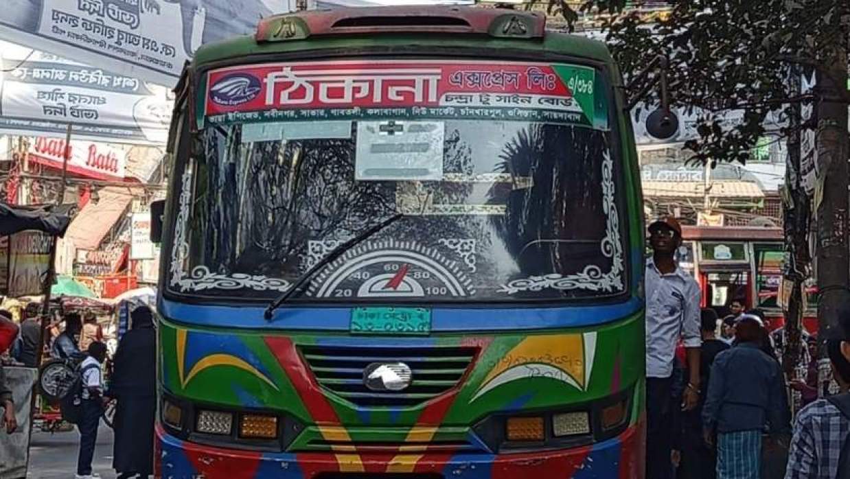 ৩টি বাস আটক করে শিক্ষার্থীরা