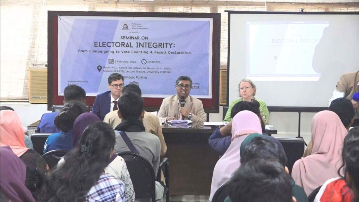 সকালে ঢাকা বিশ্ববিদ্যালয়ে এই সভা অনুষ্ঠিত হয়