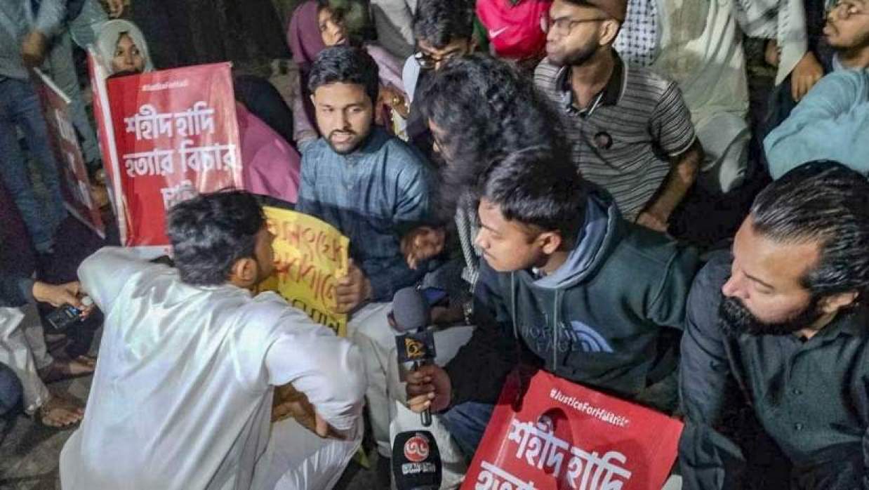 যমুনার সামনে ইনকিলাব মঞ্চের অবস্থান, ভ্যানর‍্যালি