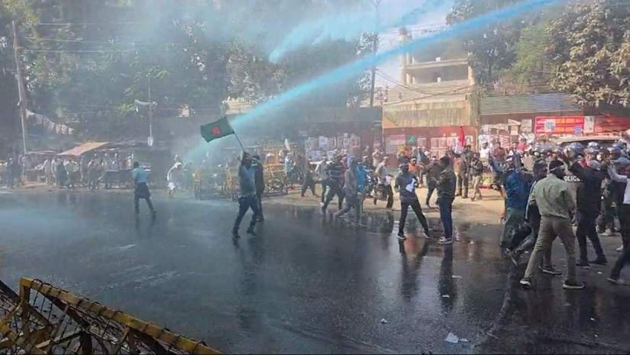 পে স্কেলের দাবিতে থালা-বাটি হাতে ভুখা মিছিল সরকারি কর্মচারীদের, পুলিশের জলকামান