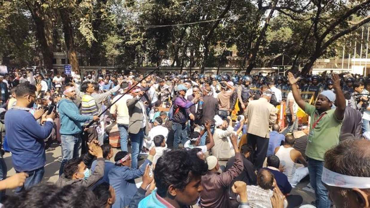 প্রধান উপদেষ্টার বাসভবনের সামনে বসে পড়লেন সরকারি কর্মচারীরা