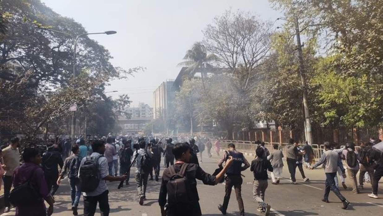 সাউন্ড গ্রেনেড জলকামানে সরকারি কর্মচারীদের যমুনার সামনে থেকে সরাল পুলিশ