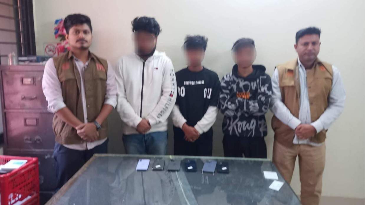 ছয়টি আইফোন ও টাকাসহ তিন যুবক আটক