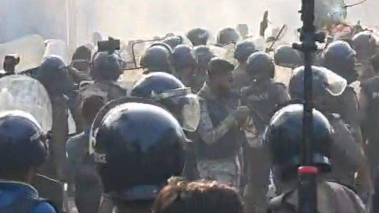 ইনকিলাব মঞ্চের নেতাকর্মীদের ওপর চড়াও হয় পুলিশ