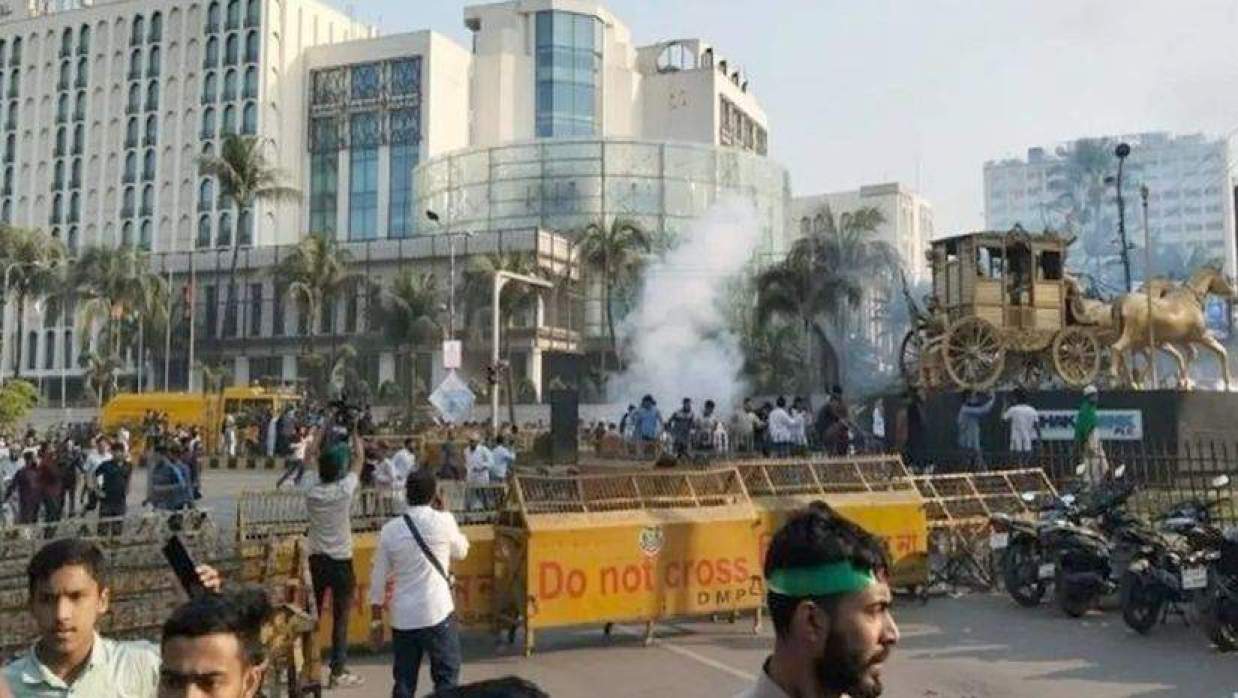 ইনকিলাব  মঞ্চের নেতাকর্মীদের ওপর চড়াও হয়েছে পুলিশ