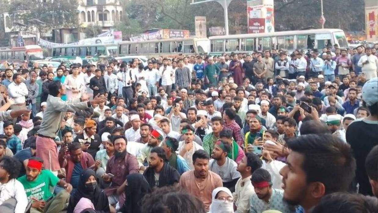 ইনকিলাব মঞ্চের ওপর পুলিশের হামালার প্রতিবাদে শাহবাগ অবরোধ 