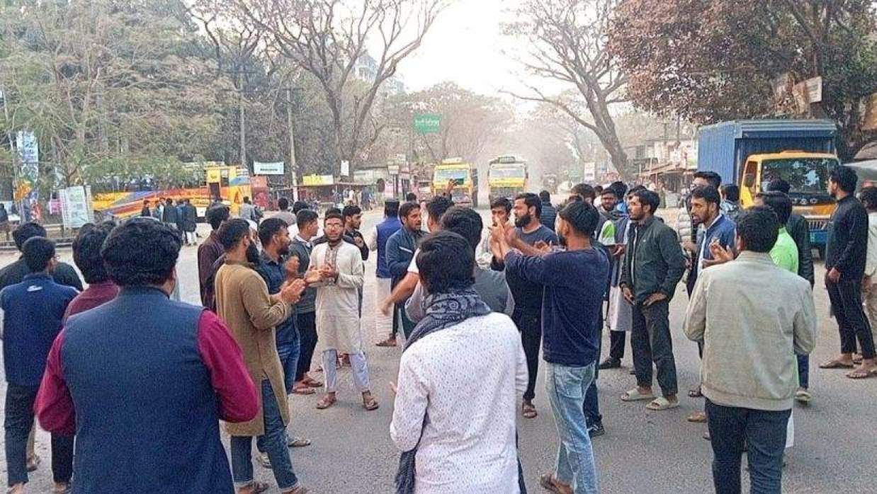 জাবেরের ওপর গুলির প্রতিবাদে ইবিতে মহাসড়ক অবরোধ