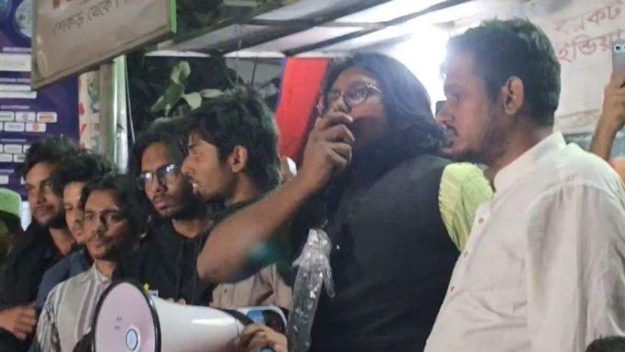 এক ঘণ্টা সময় বেঁধে দিলেন শাহবাগের আন্দোলনকারীরা