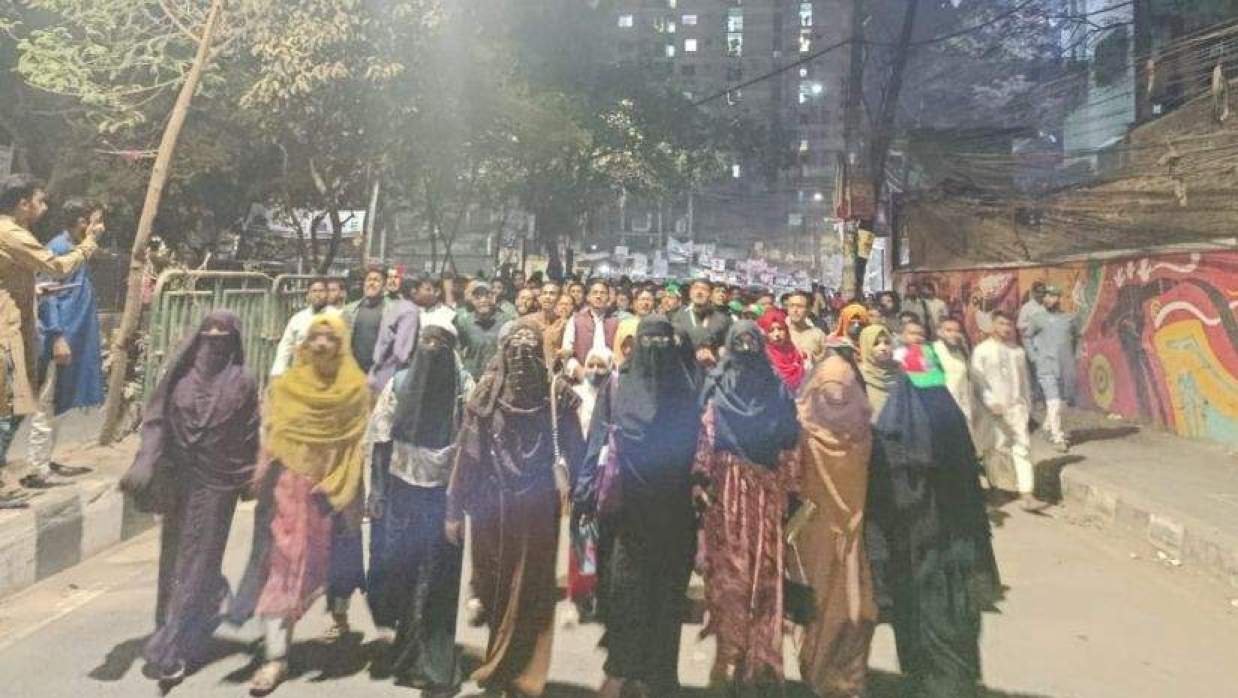 ইনকিলাব মঞ্চের নেতাকর্মীদের ওপর পুলিশের হামলা, জবিতে বিক্ষোভ