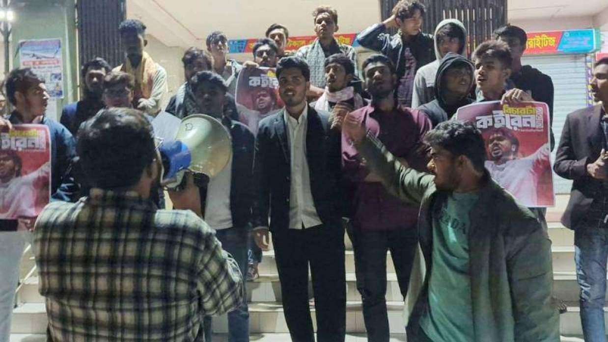 বিক্ষোেভে বরগুনার বিভিন্ন শিক্ষাপ্রতিষ্ঠানের শিক্ষার্থীরা অংশ নেন