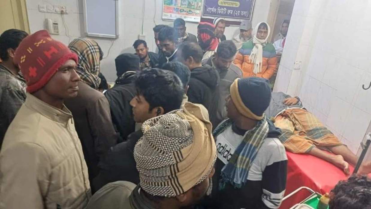 সংঘর্ষে আহত হয়ে হাসপাতালে অনেকেই