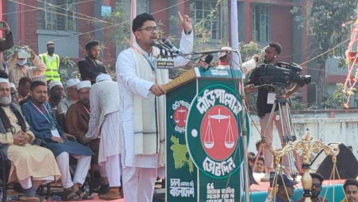 সাতক্ষীরা-৪ আসনের প্রার্থী গাজী নজরুল ইসলামের নির্বাচনী জনসভায় বক্তব্য দিচ্ছেন ডাকসু ভিপি আবু সাদিক কায়েম