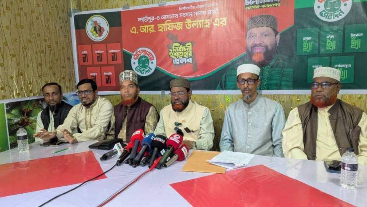 কমলনগরের হাজিরহাট এলাকার একটি চায়নিজ রেস্টুরেন্টে লিখিতভাবে ইশতেহার পাঠ করছেন এ আর হাফিজ উল্লাহ