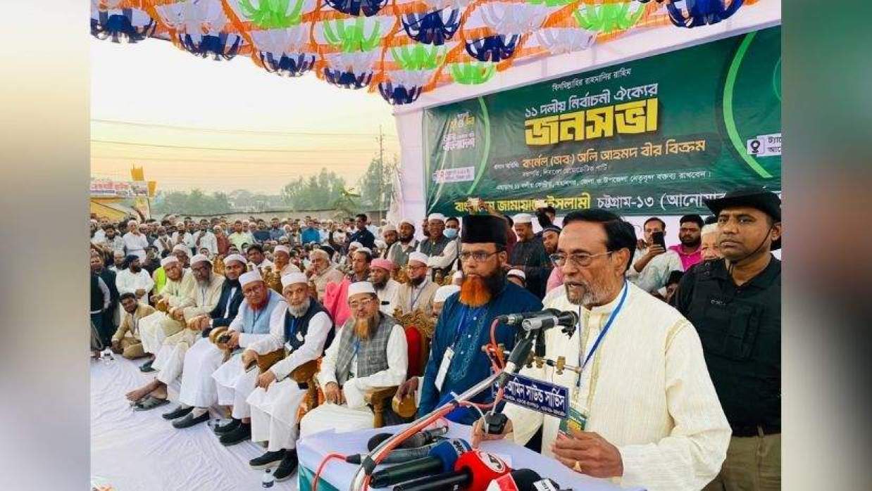 চট্টগ্রামে নির্বাচনী জনসভায় বক্তব্য দিচ্ছেন অলি আহমদ