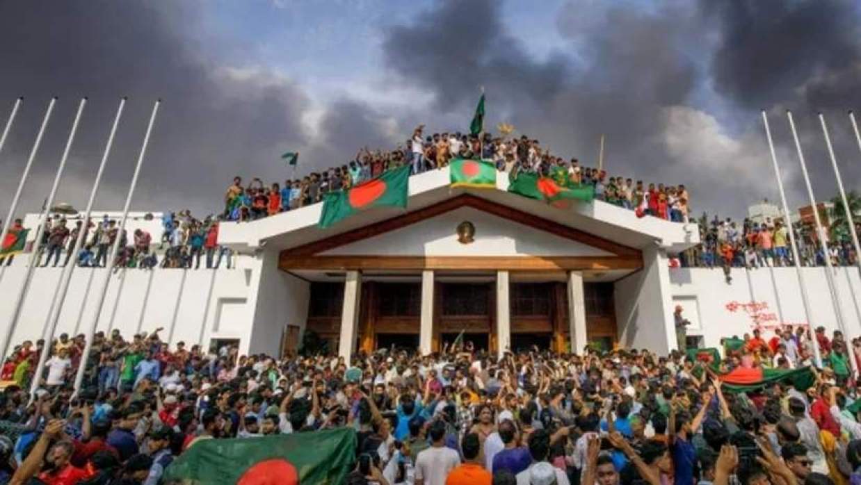 জুলাই গণঅভ্যুত্থানের সময় প্রধানমন্ত্রীর কার্যালয় ভবনে জনতা