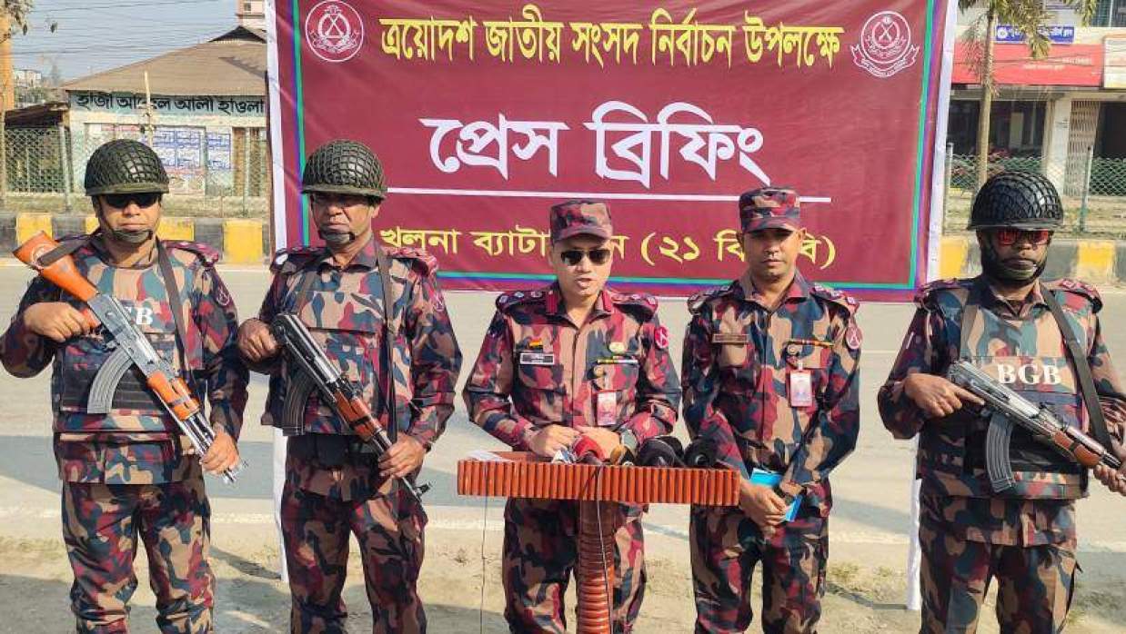 প্রেস কনফারেন্সে খুলনা ব্যাটালিয়নের (২১ বিজিবি) অধিনায়ক লেফটেন্যান্ট কর্নেল মো. নাফিজ ইমতিয়াজ আহসান