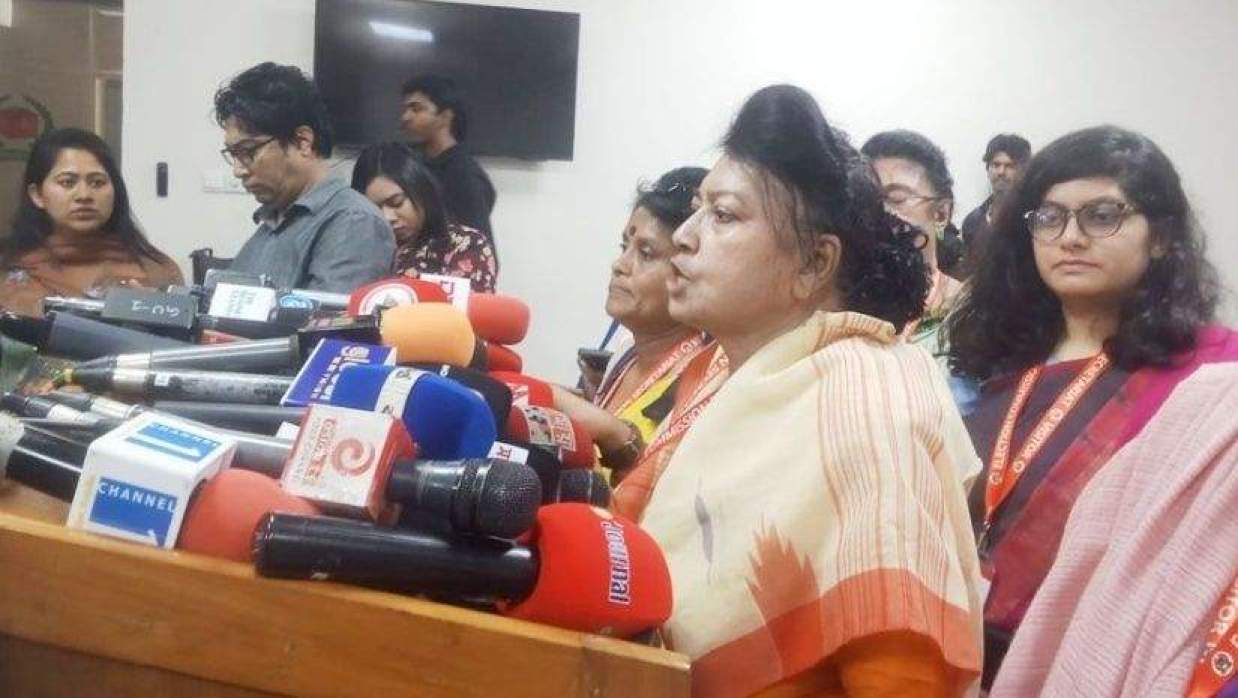 সাংবাদিকদের ব্রিফ করেন মোশরেফা মিশু।