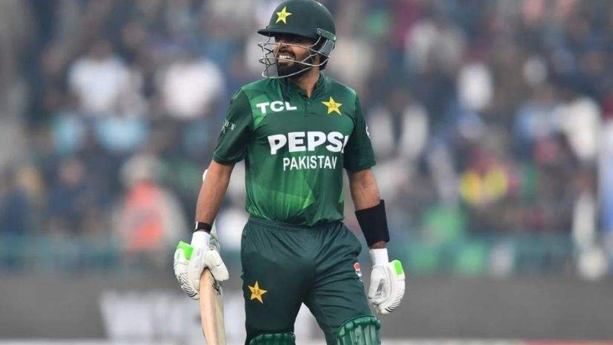 বিশ্বকাপ থেকে বাবর আজমকে বাদ দেওয়ার দাবি সাবেক তারকাদের
