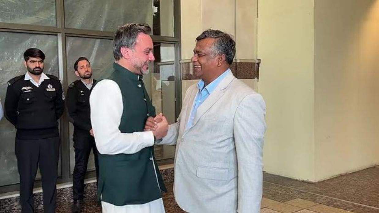 পিসিবির প্রধান নির্বাহী কর্মকর্তা সালমান নাসির বুলবুলকে স্বাগত জানাচ্ছেন