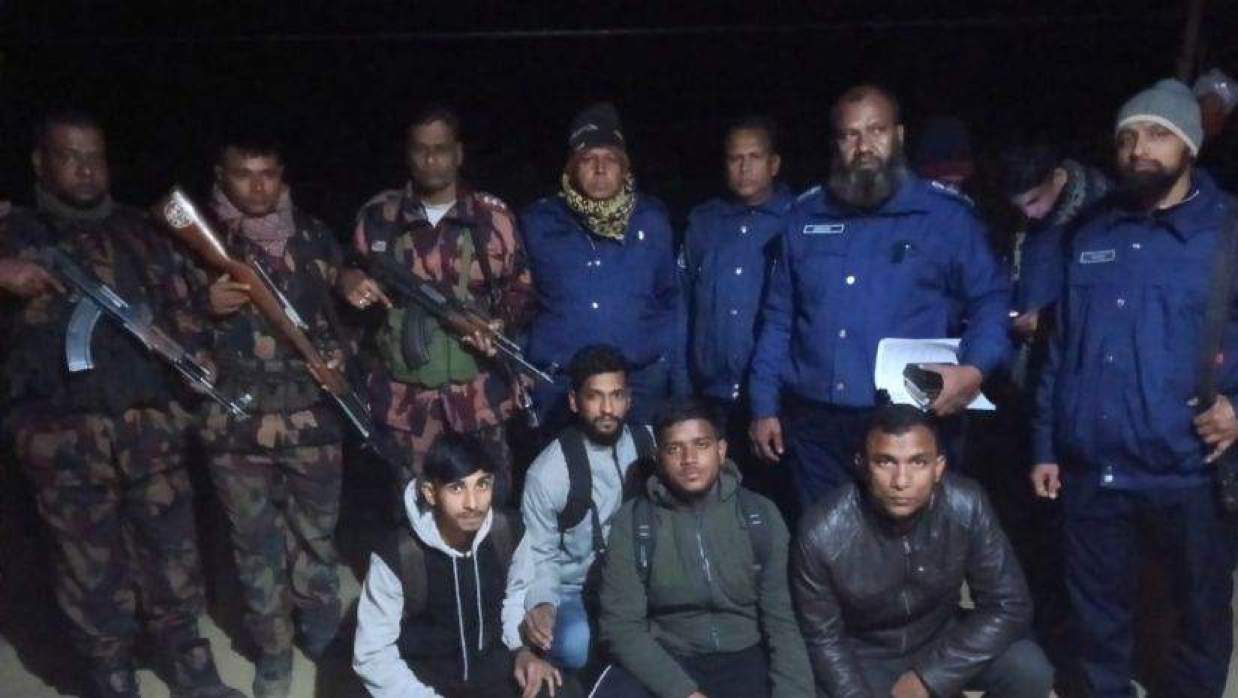 আটক ৪ বাংলাদে‌শি