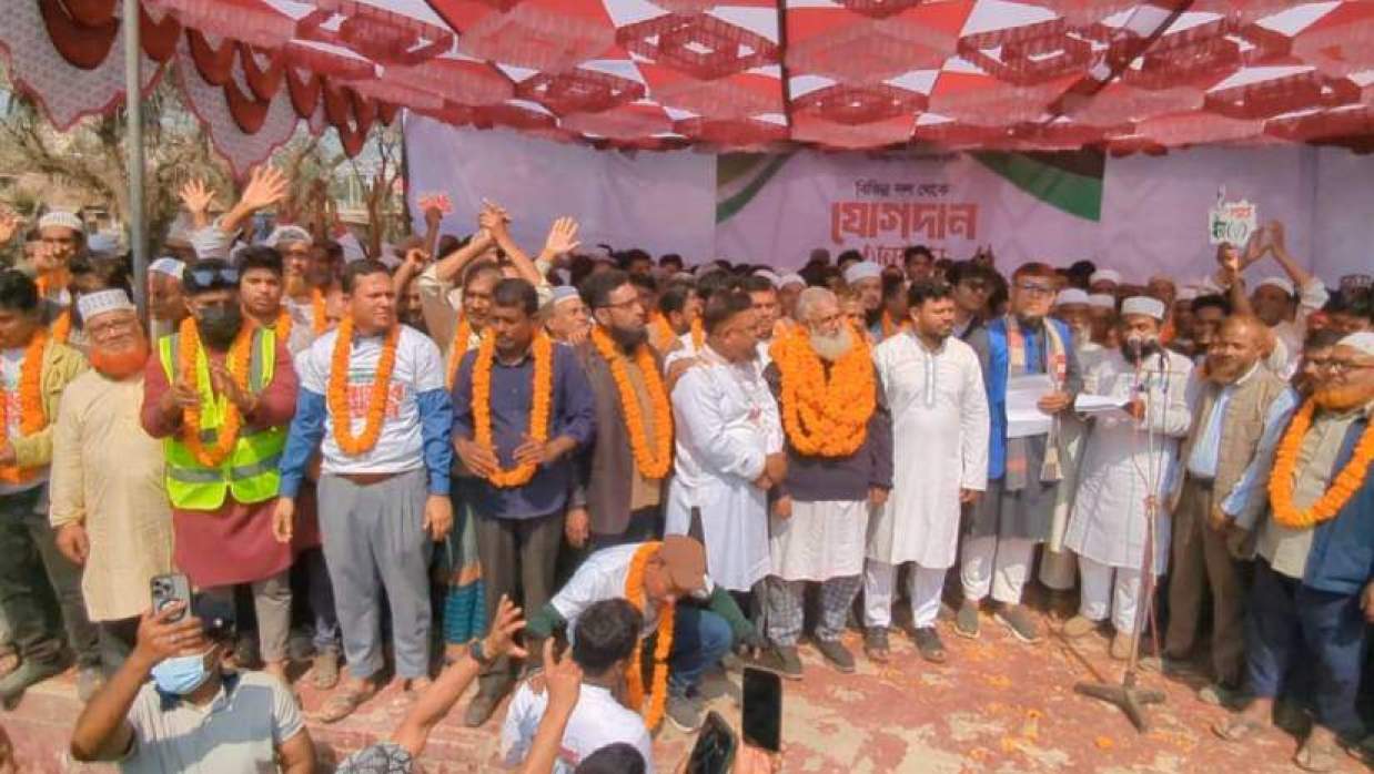 জামায়াত নেতারা নতুন সদস্যদের ফুল দিয়ে বরণ করে নেন