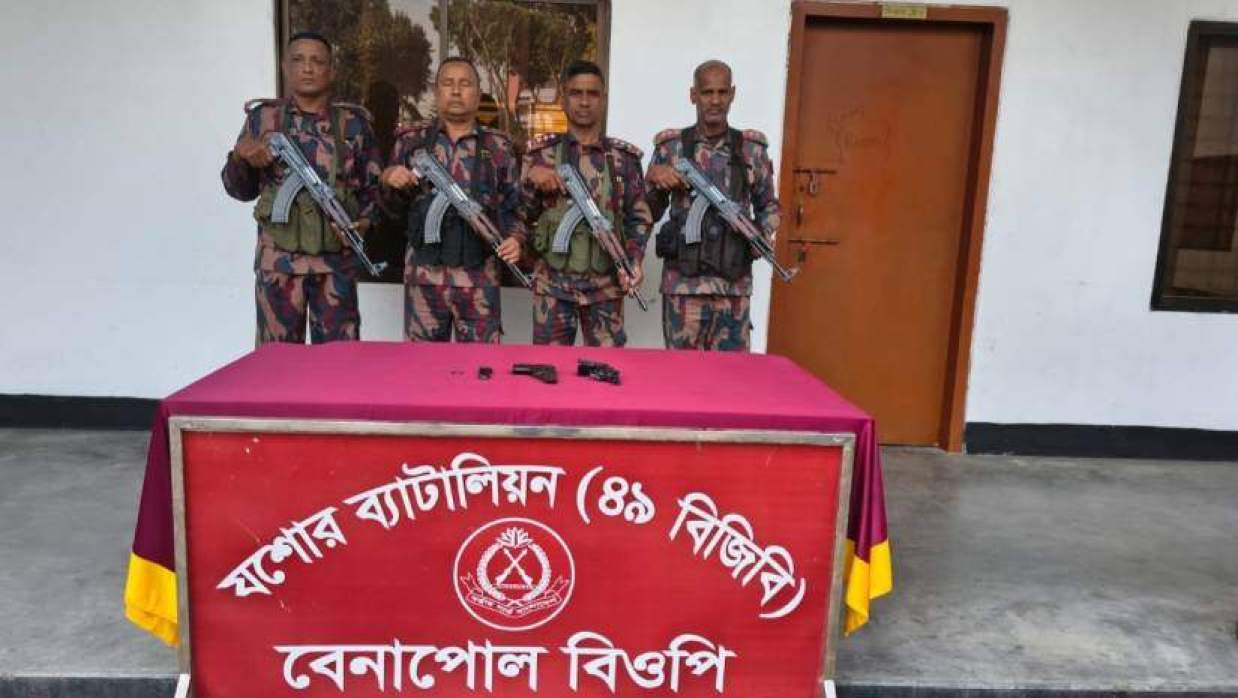 বিজিবি অভিযানে জব্দ করা পিস্তল, ম্যাগাজিন ও গুলি