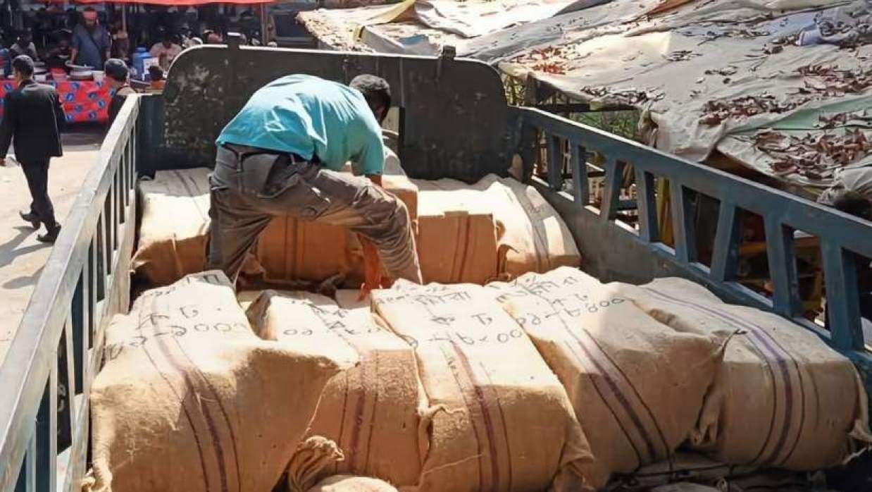 ট্রাক থেকে নির্বাচনী সরঞ্জাম নামানো হচ্ছে