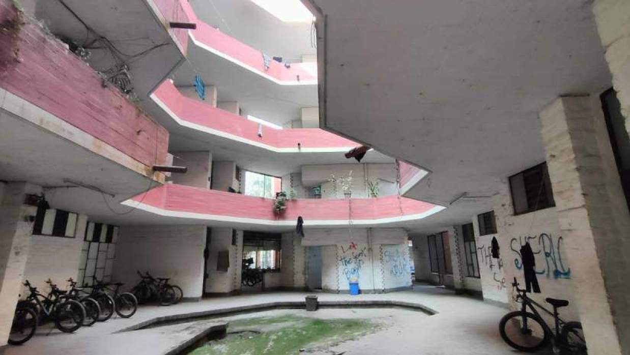 ফাঁকা হচ্ছে হল, ভোট দিতে বাড়ির পথে বাকৃবির শিক্ষার্থীরা