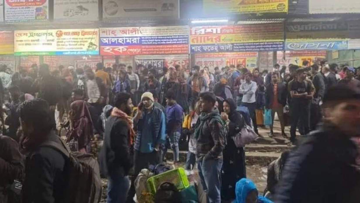 ঘরমুখো মানুষের ঢল