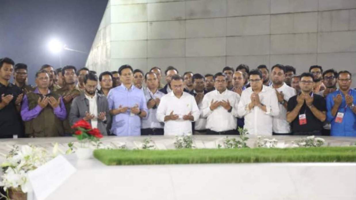 বাবা-মায়ের কবর জিয়ারত করছেন তারেক রহমান