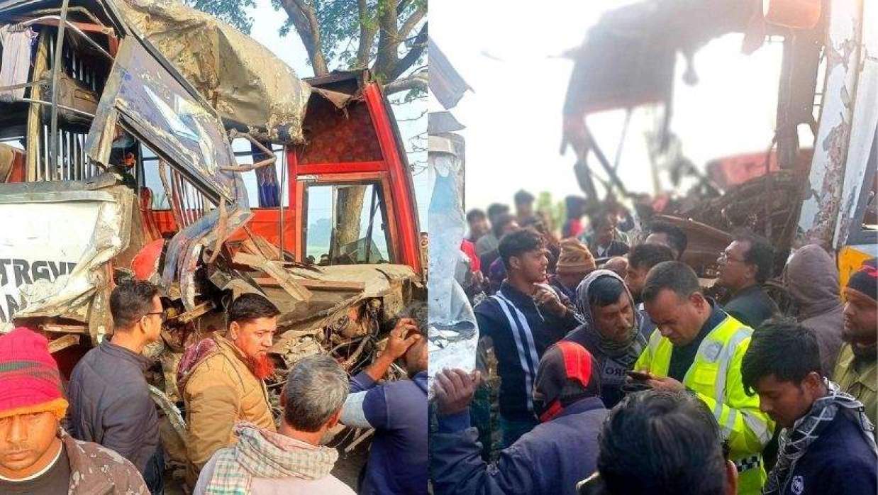 পাবনার সাঁথিয়ার শোলাবাড়িয়া এলাকায় মুখোমুখি সংঘর্ষে দুমড়ে মুচড়ে যাওয়া দুই বাস
