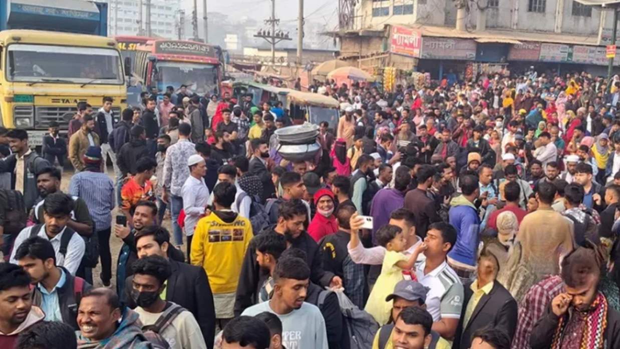 সড়ক অবরোধ করেছেন ভুক্তভোগী যাত্রীরা