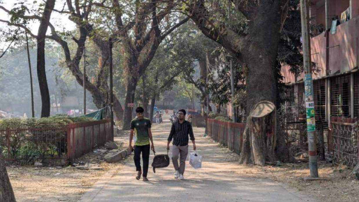 ভোট দেওয়ার জন্য হল ছেড়ে বাড়িতে যাচ্ছেন দুই শিক্ষার্থী