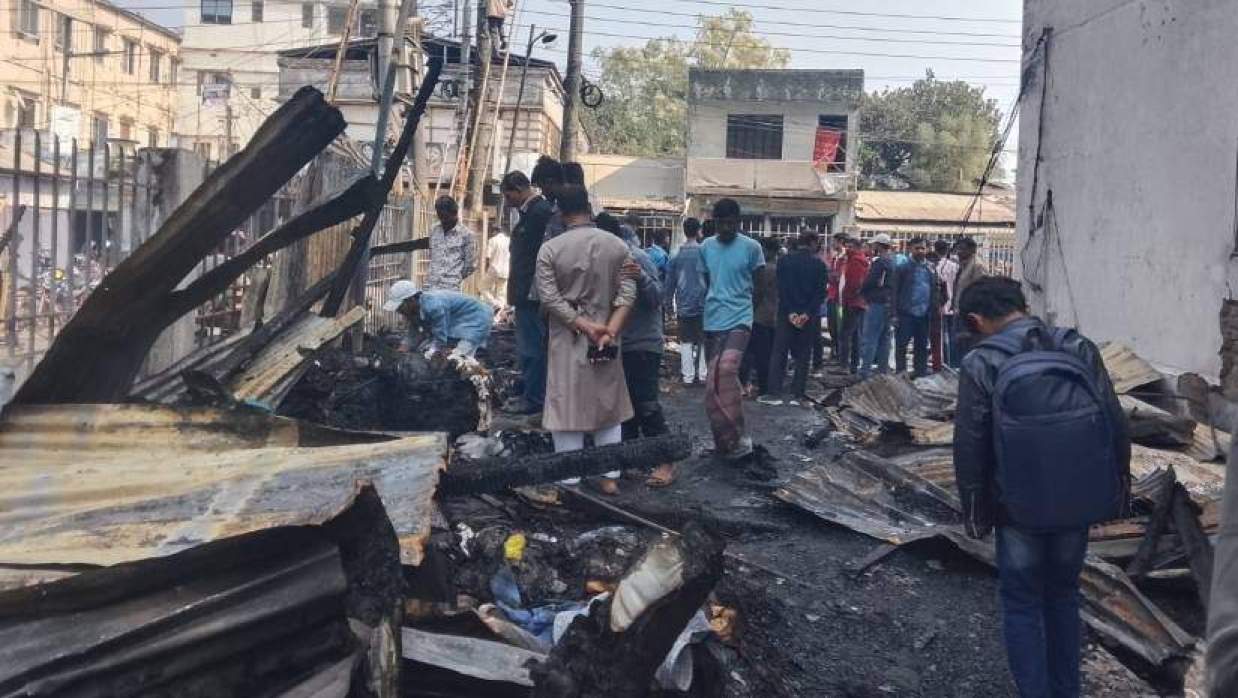 বাগেরহাটে অগ্নিকাণ্ডে পুড়ে ছাই ১৫টি দোকান, ক্ষতি ৫০ লাখ টাকা