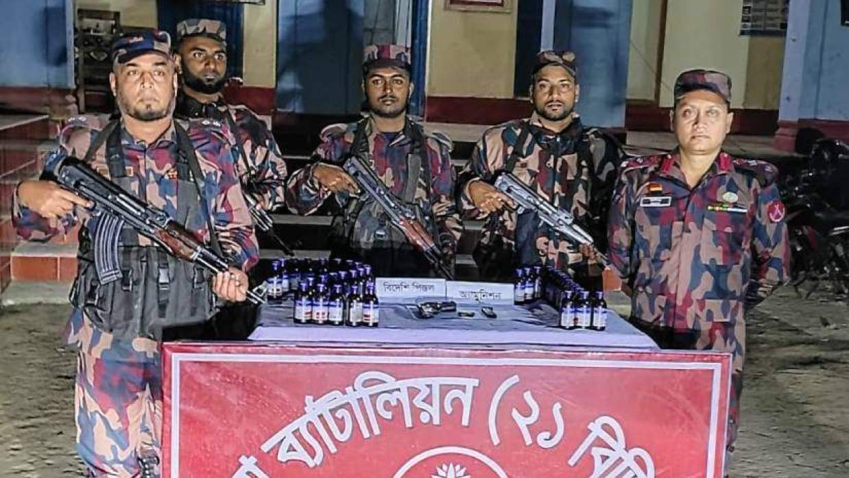 যশোর সীমান্তে বিজিবির অভিযানে পিস্তল-গুলি উদ্ধার