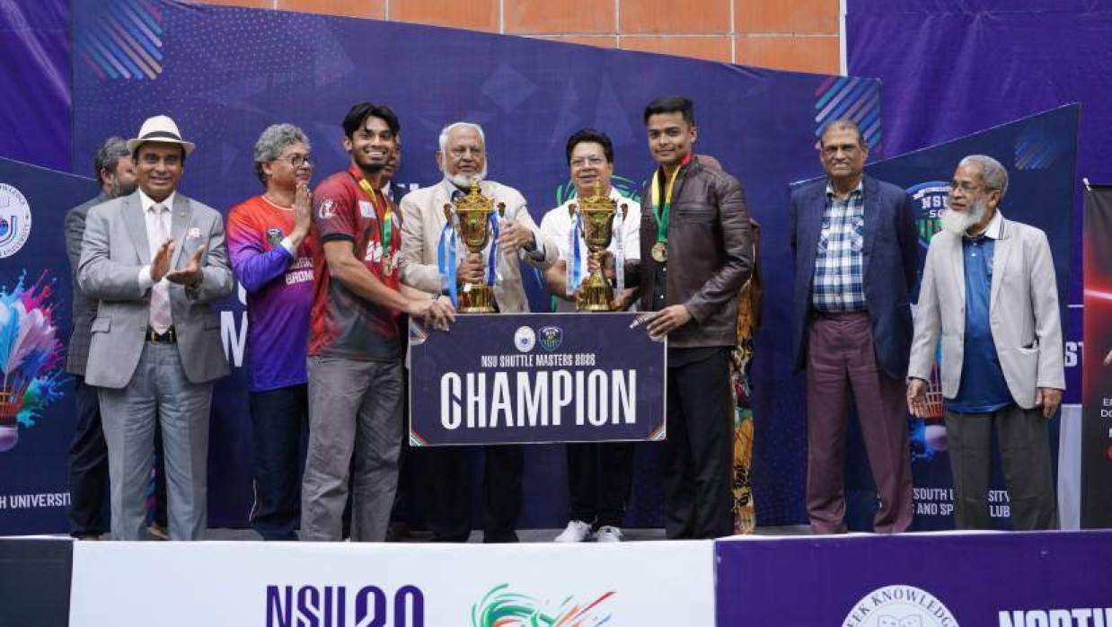 বিজয়ীদের ট্রফি তুলে দেওয়া হচ্ছে