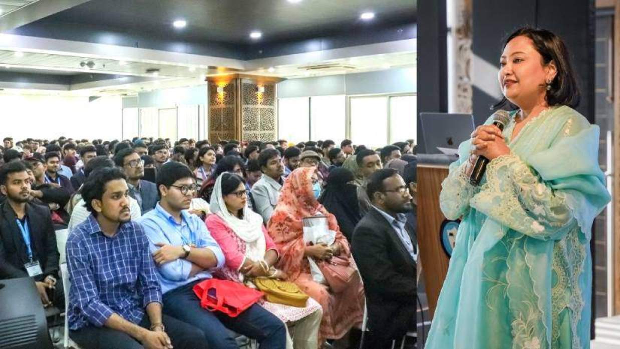 নবীনবরণ অনুষ্ঠানে প্রধান অতিথি ছিলেন এআইইউবির ট্রাস্টি বোর্ডের প্রতিষ্ঠাতা সদস্য ও চেয়ারম্যান মিসেস নাদিয়া আনোয়ার