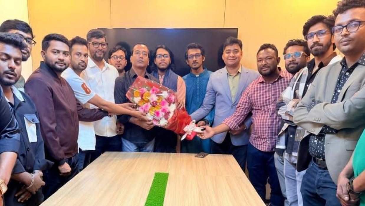 ছাত্রশক্তির নেতাকর্মীদের ফুল দিয়ে বরণ করে নিচ্ছেন ছাত্রদলের সভাপতি-সাধারণ সম্পাদক 