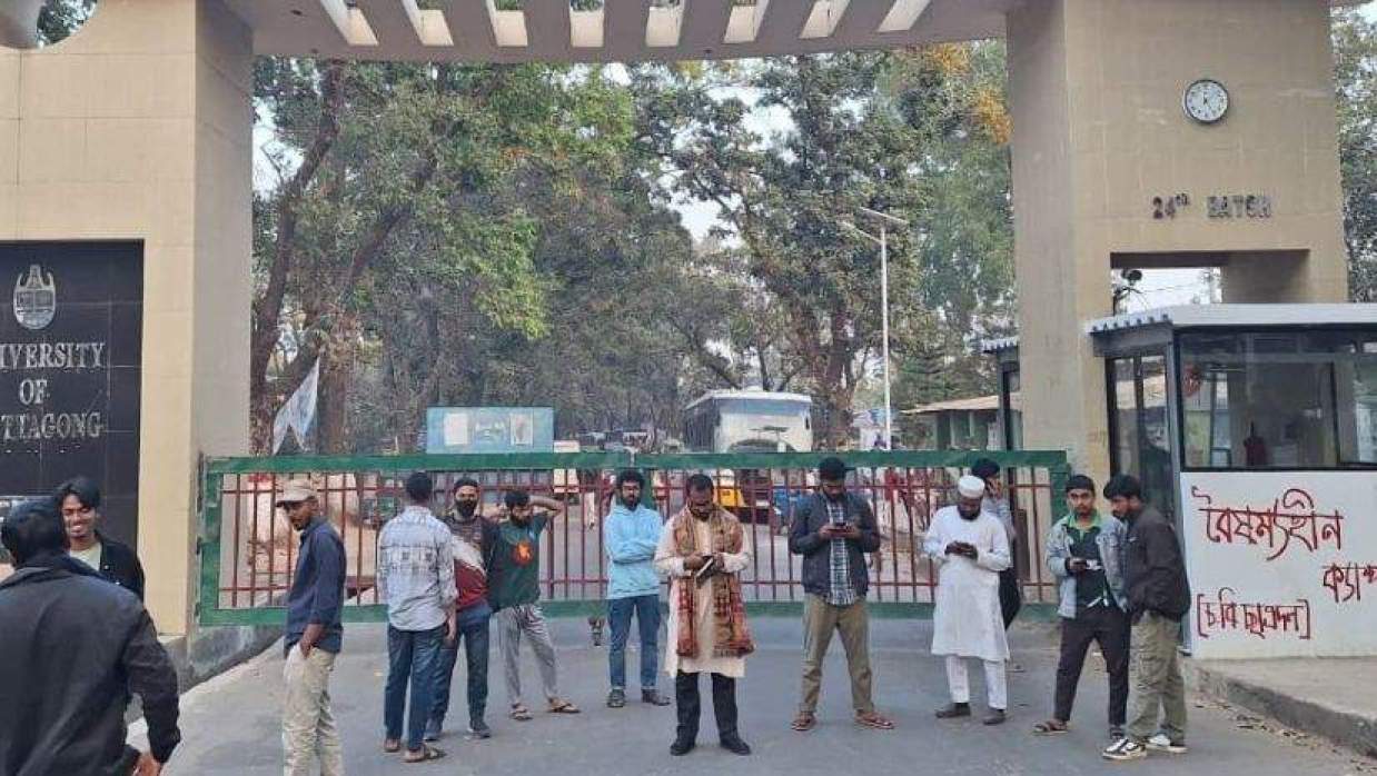 চবির প্রধান ফটকে তালা