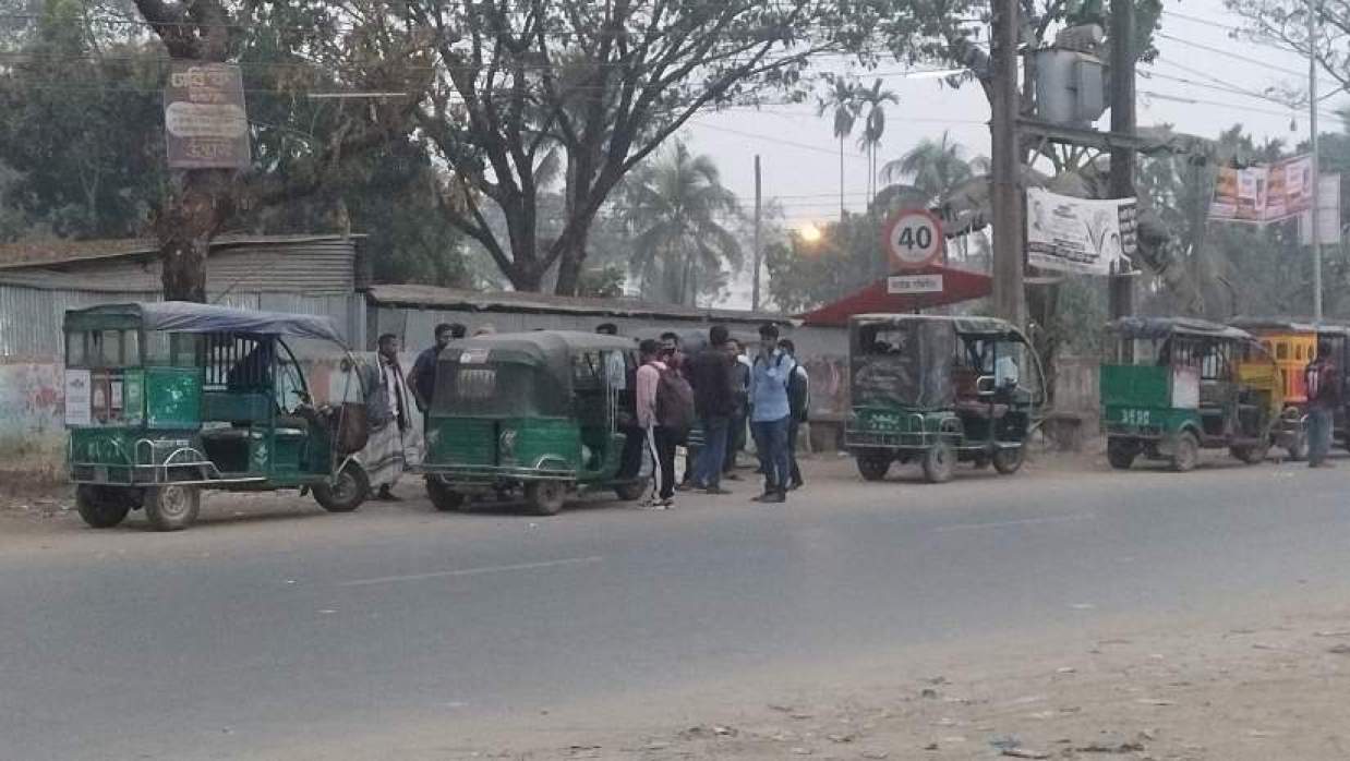 বাড়তি ভাড়ায় নাজেহাল সাধারণ মানুষ 