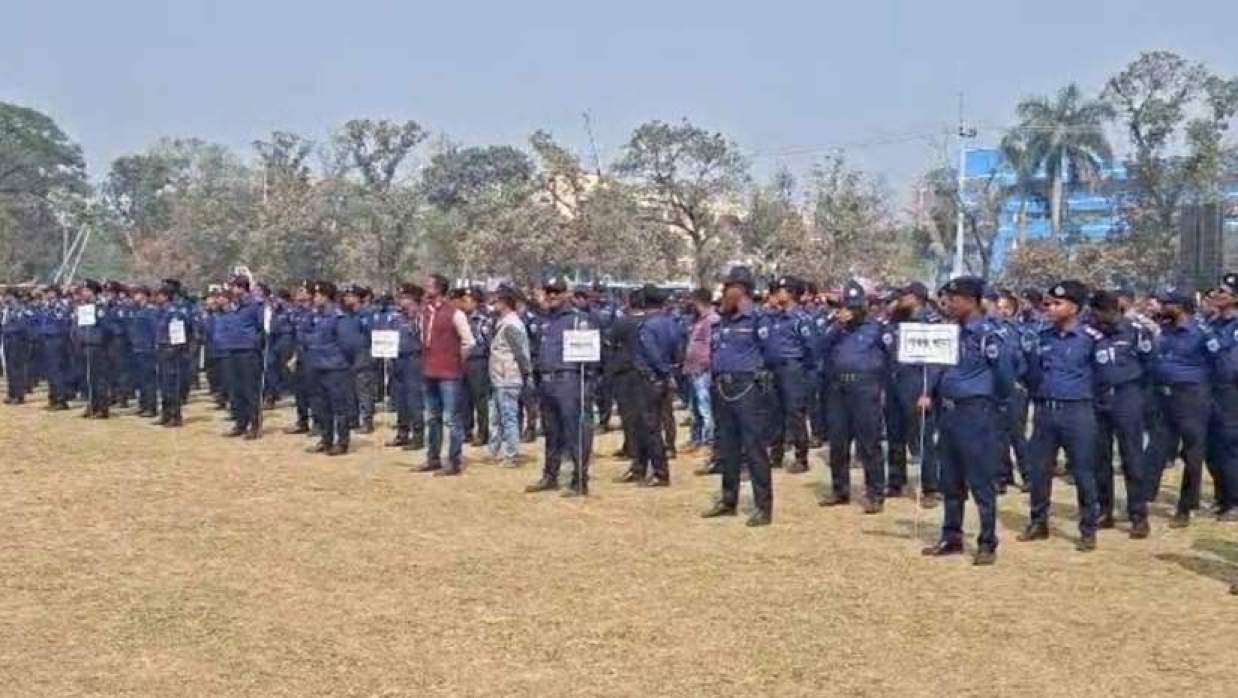 ভোট কেন্দ্রে যাবার আগে তাদের দায়িত্ব বুঝে নেন পুলিশ সদস্যরা