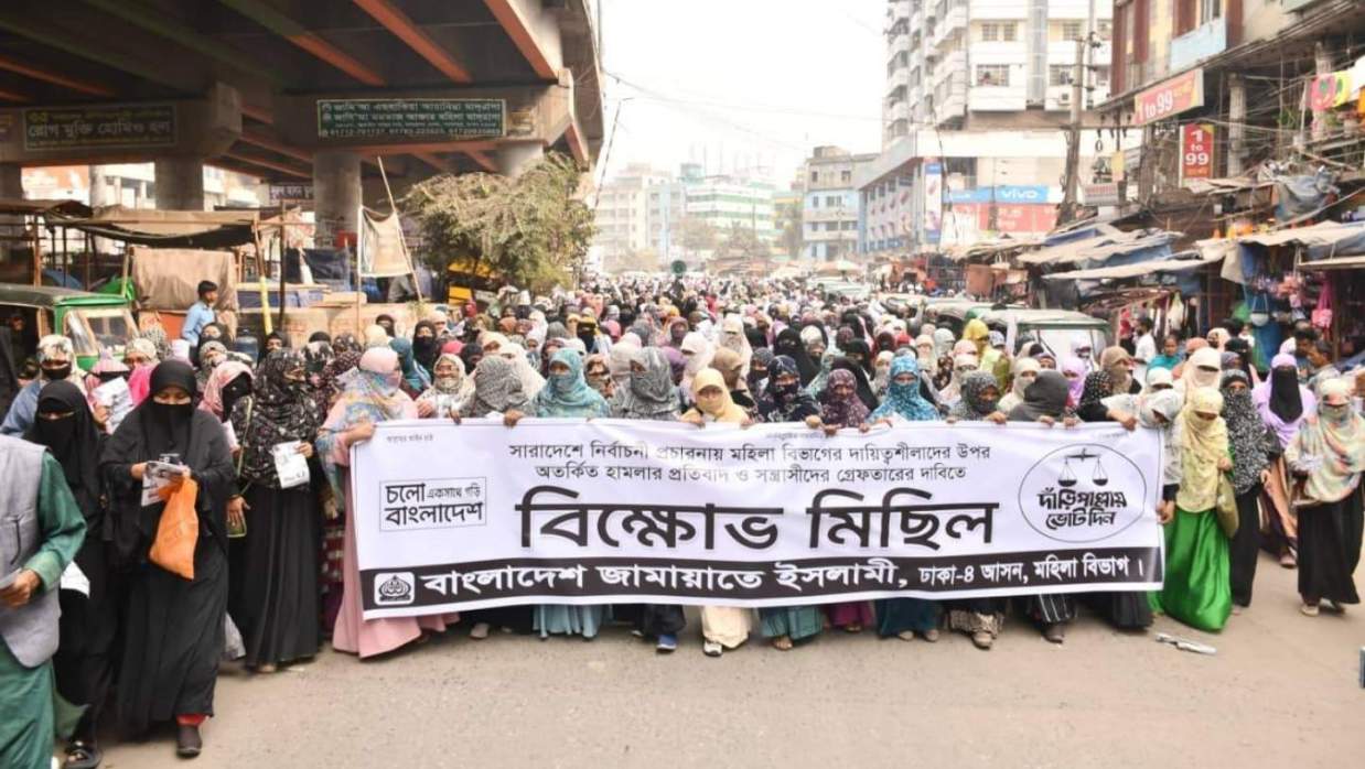 বিভিন্ন জায়গায় হামলা ও হেনস্তার প্রতিবাদে নারীদের বিক্ষোভ, 