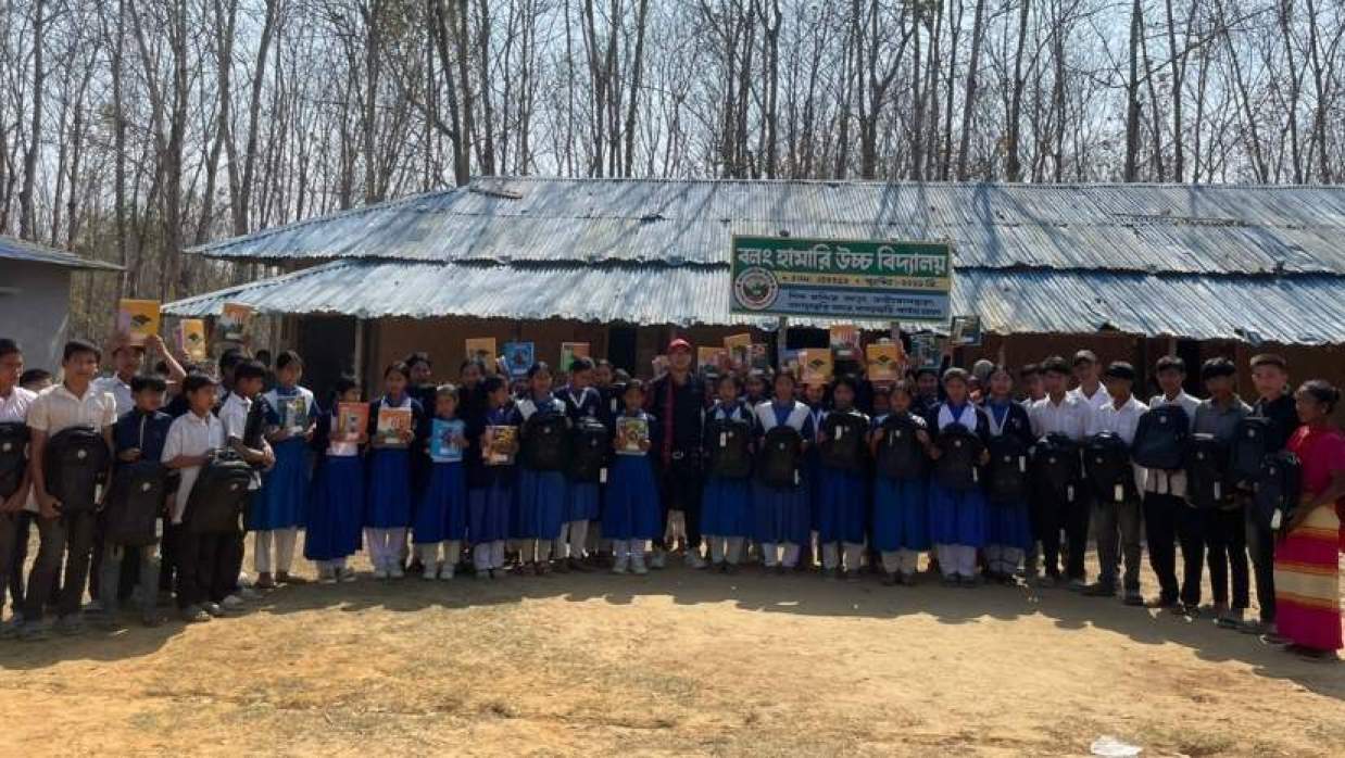 পাহাড়ে শিক্ষা বিস্তারে ব্যতিক্রমী উদ্যোগ: অসচ্ছল শিক্ষার্থীর মাঝে শিক্ষাসামগ্রী বিতরণ