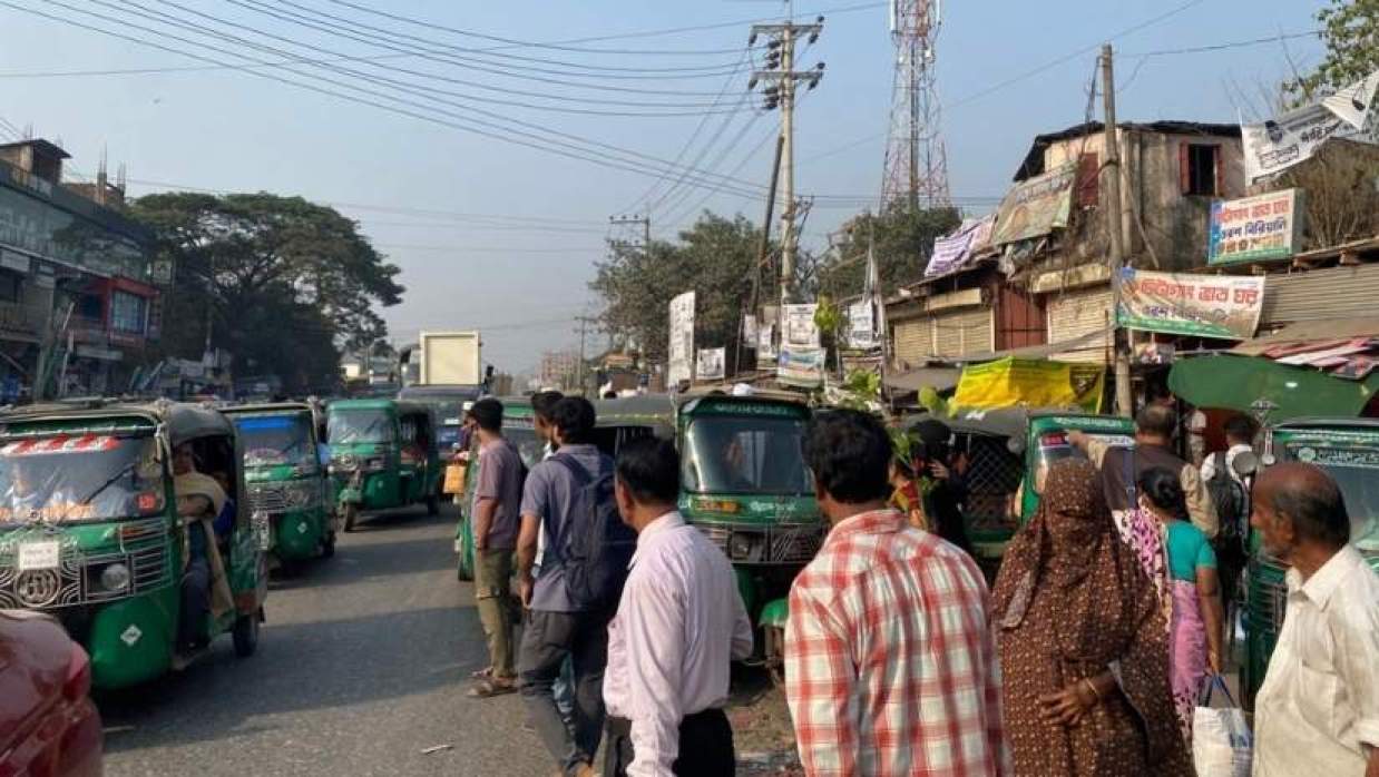 গণপরিবহনের অপেক্ষায় ঘরমুখো মানুষ